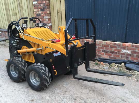 Skid steer with pallet fork